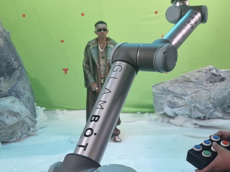 The GlamBot arm on a green-screen set filming Flow-G for the Rapstar music video