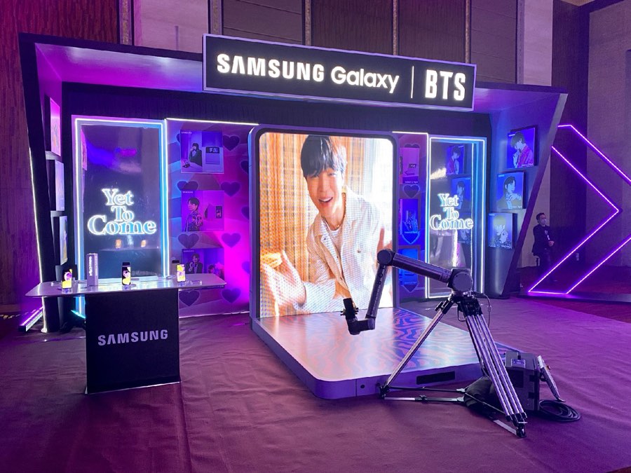 GlamBot at the Samsung Galaxy Z Flip4 BTS activation